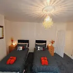 Elegant And Two Bedrooms House Apartman
