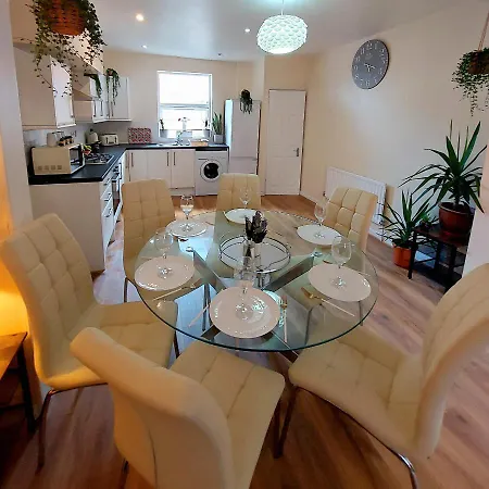 Elegant And Two Bedrooms House 布里斯托