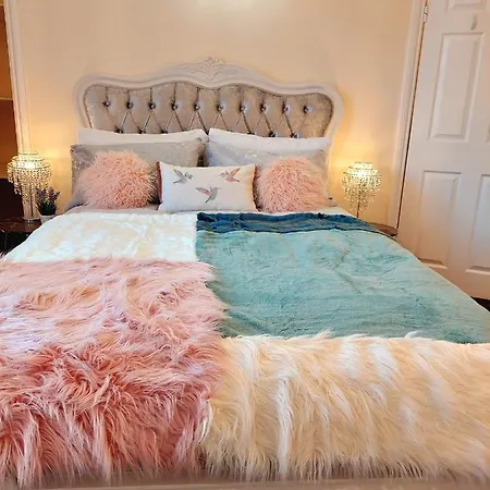 Elegant And Two Bedrooms House Apartament
