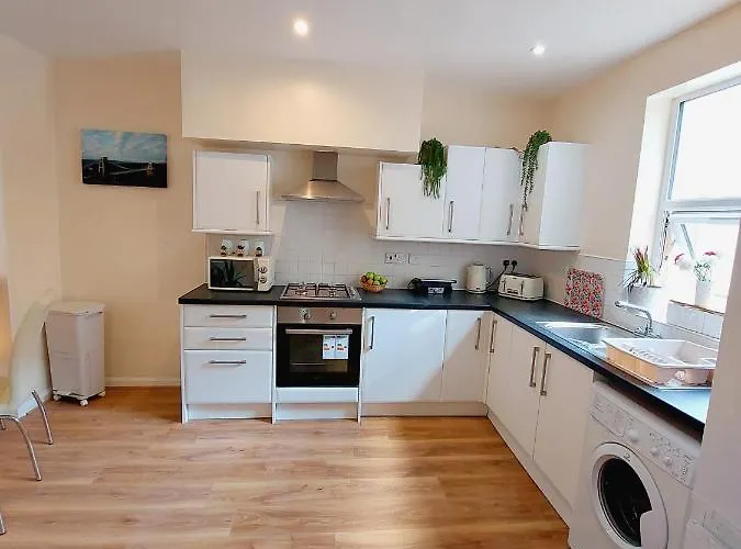 Elegant And Two Bedrooms House Bristol