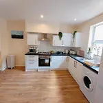 Elegant And Two Bedrooms House Bristol
