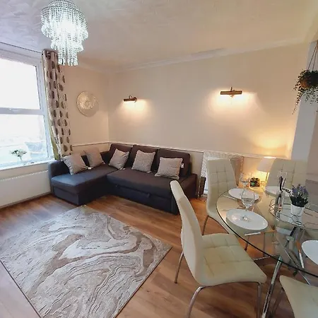 Apartmán Elegant And Two Bedrooms House *