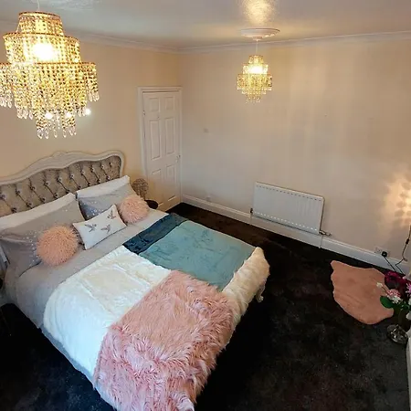 Elegant And Two Bedrooms House Apartmán