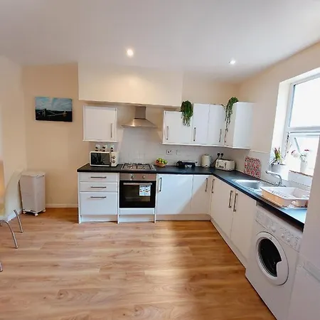 Elegant And Two Bedrooms House Bristol
