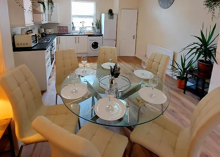 Elegant And Two Bedrooms House 布里斯托