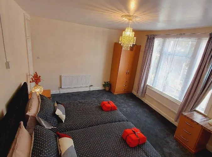 Elegant And Two Bedrooms House 布里斯托